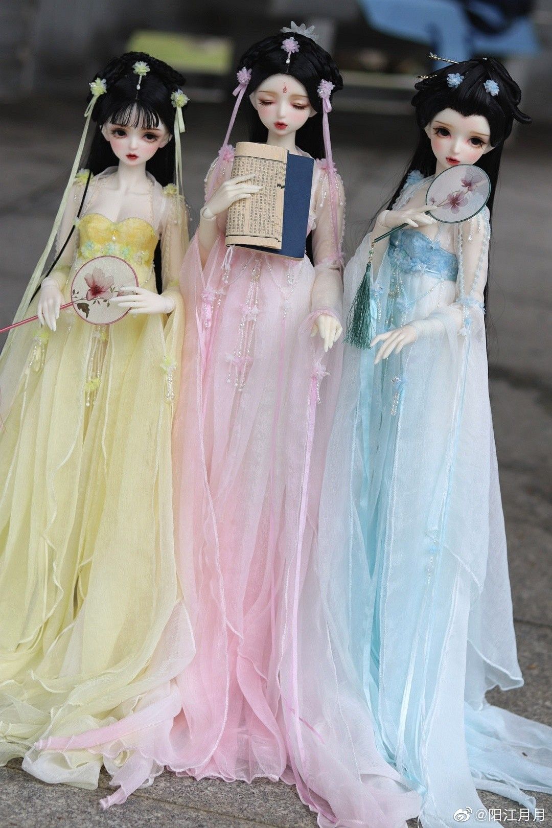 Elegant Autumn and Winter Cheongsam Styles for the Joyous Brides Mother at the Wedding Banquet