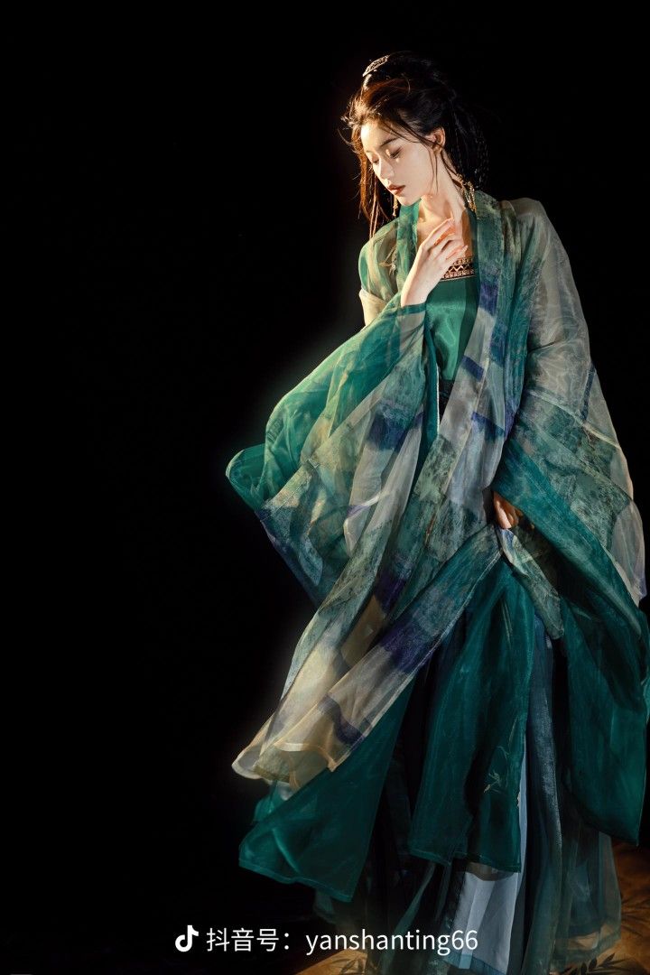 The Splendor of Red Hanfu:The Wei and Jin Style The Splendor of Red Hanfu:The Wei and Jin Style