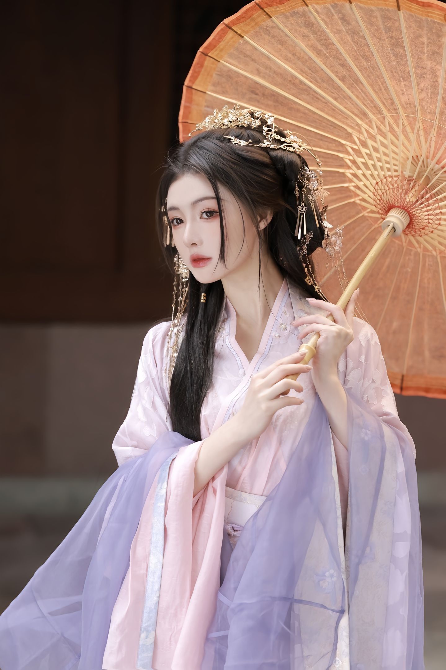 Siting Qipao:The Elegance of Traditional Chinese Clothing Siting Qipao:The Elegance of Traditional Chinese Clothing