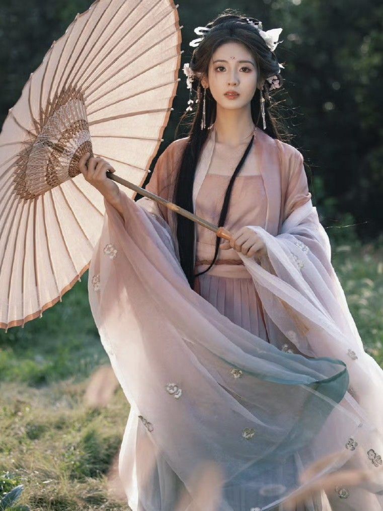 The Legend of the Nine-Tailed Fox:Daji in Authentic Hanfu Fashion