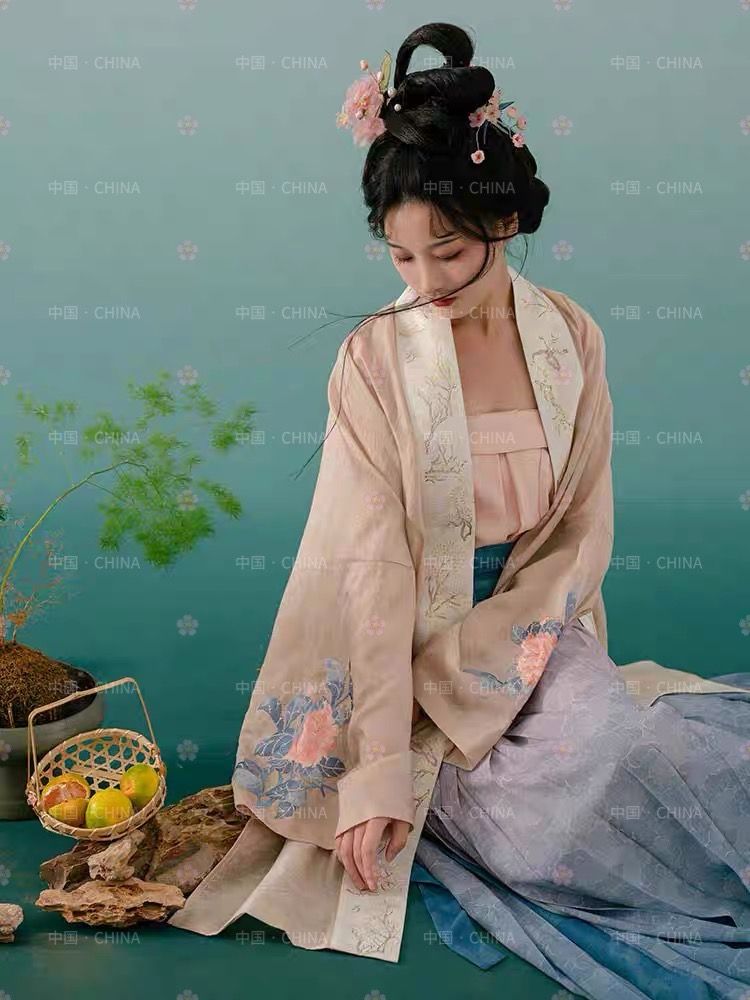 Elegant Mini-Sized Young Fashion with Authentic Silk Cheongsam Elegant Mini-Sized Young Fashion with Authentic Silk Cheongsam