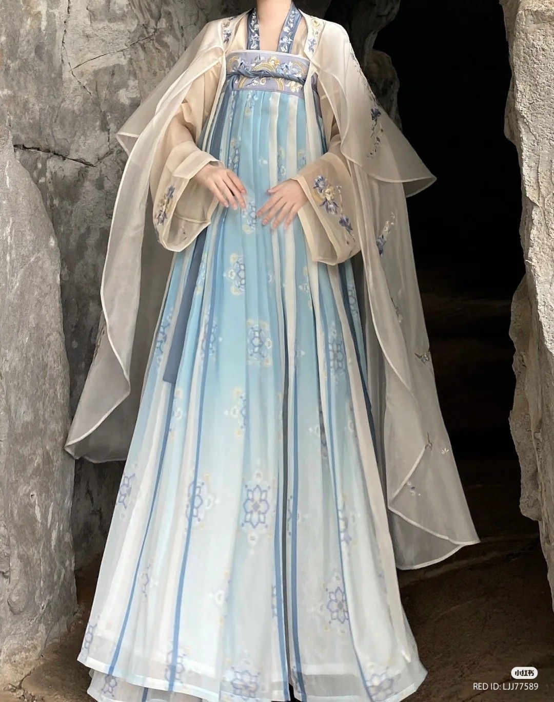 Stunning Modernization of Traditional Cheongsam in a Two-Piece Ensemble