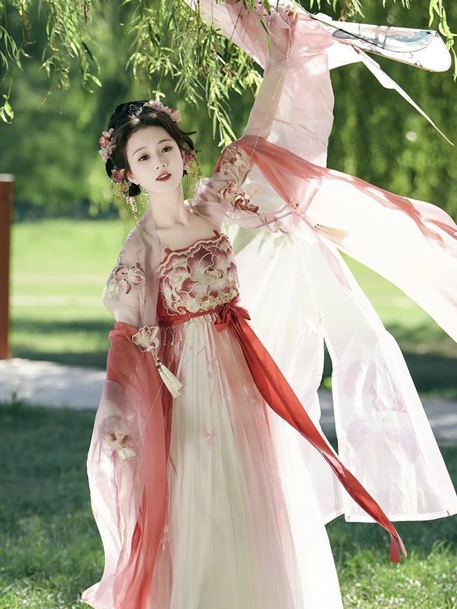 Vintage Charm:The Rise of Feng Ming Jiong Juns Qipao Style