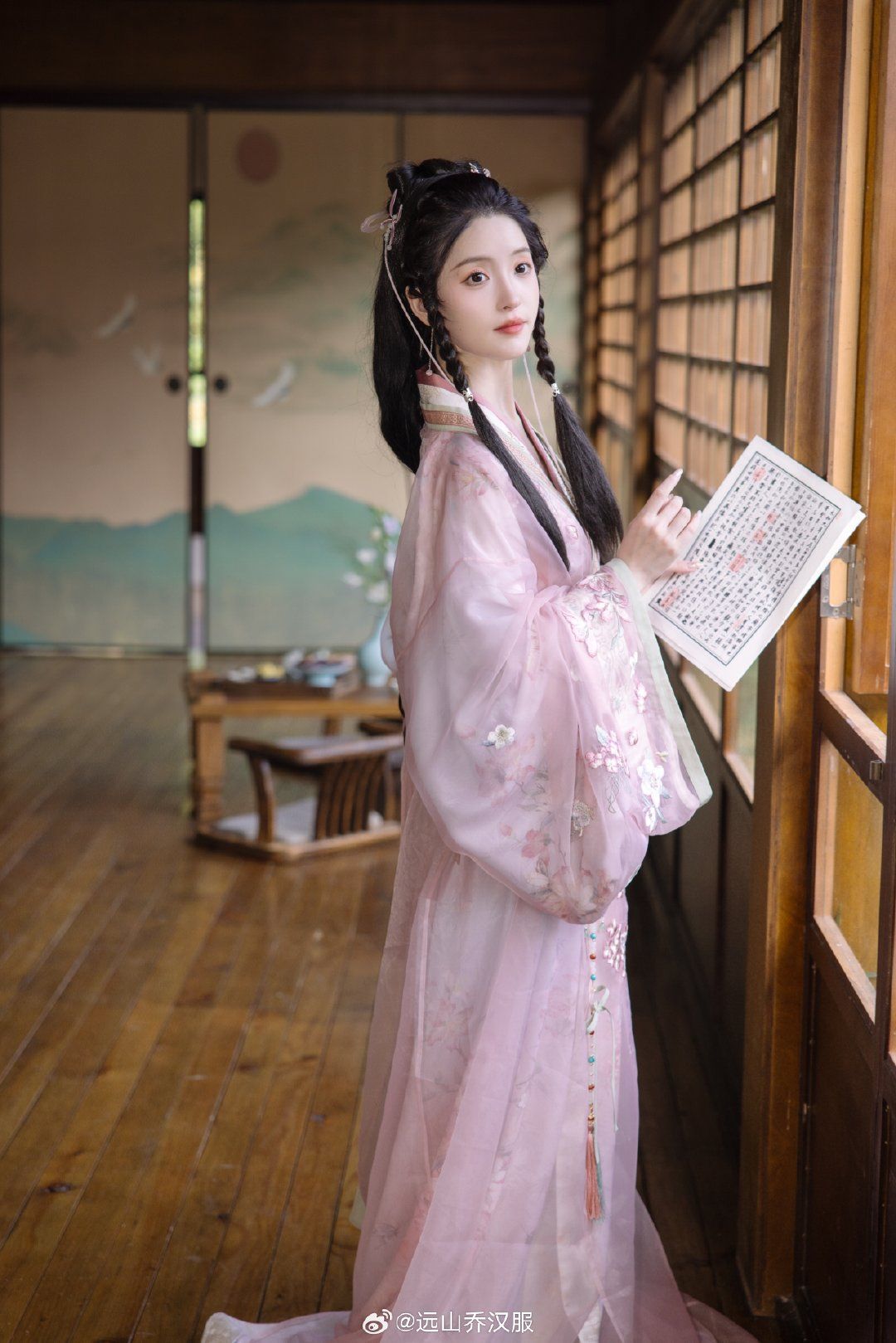 The Splendor of Summer Hanfu:Traditional Chinese Elegance The Splendor of Summer Hanfu:Traditional Chinese Elegance
