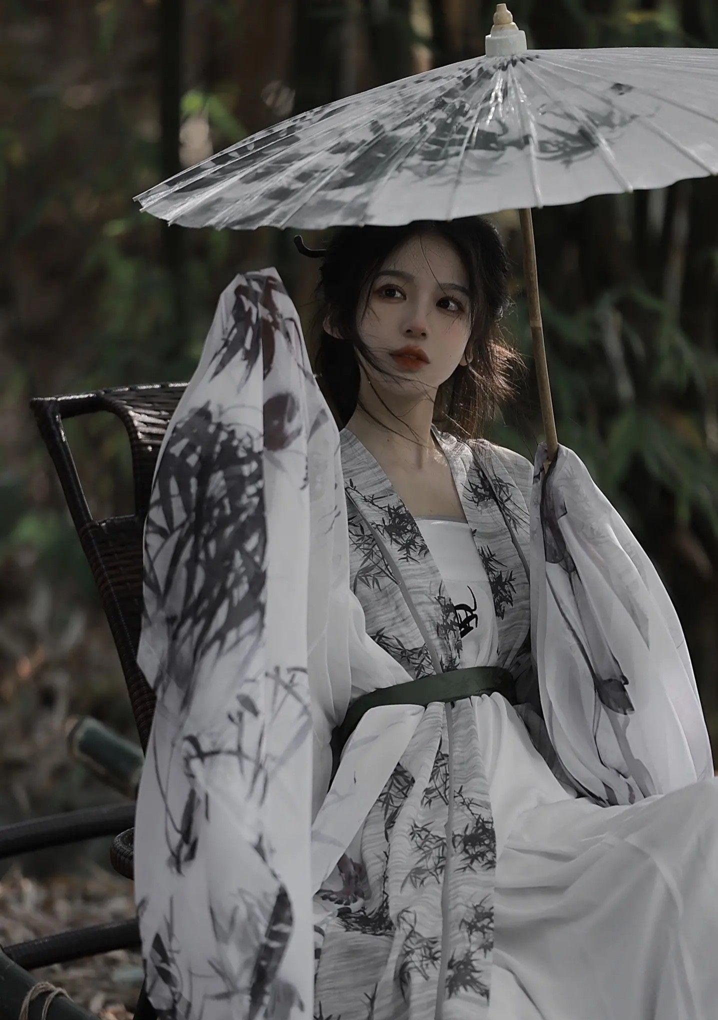 Calligraphy and the Art of Hanfu:A Tale of a Calligraphic Woman in Traditional Elegance Calligraphy and the Art of Hanfu:A Tale of a Calligraphic Woman in Traditional Elegance