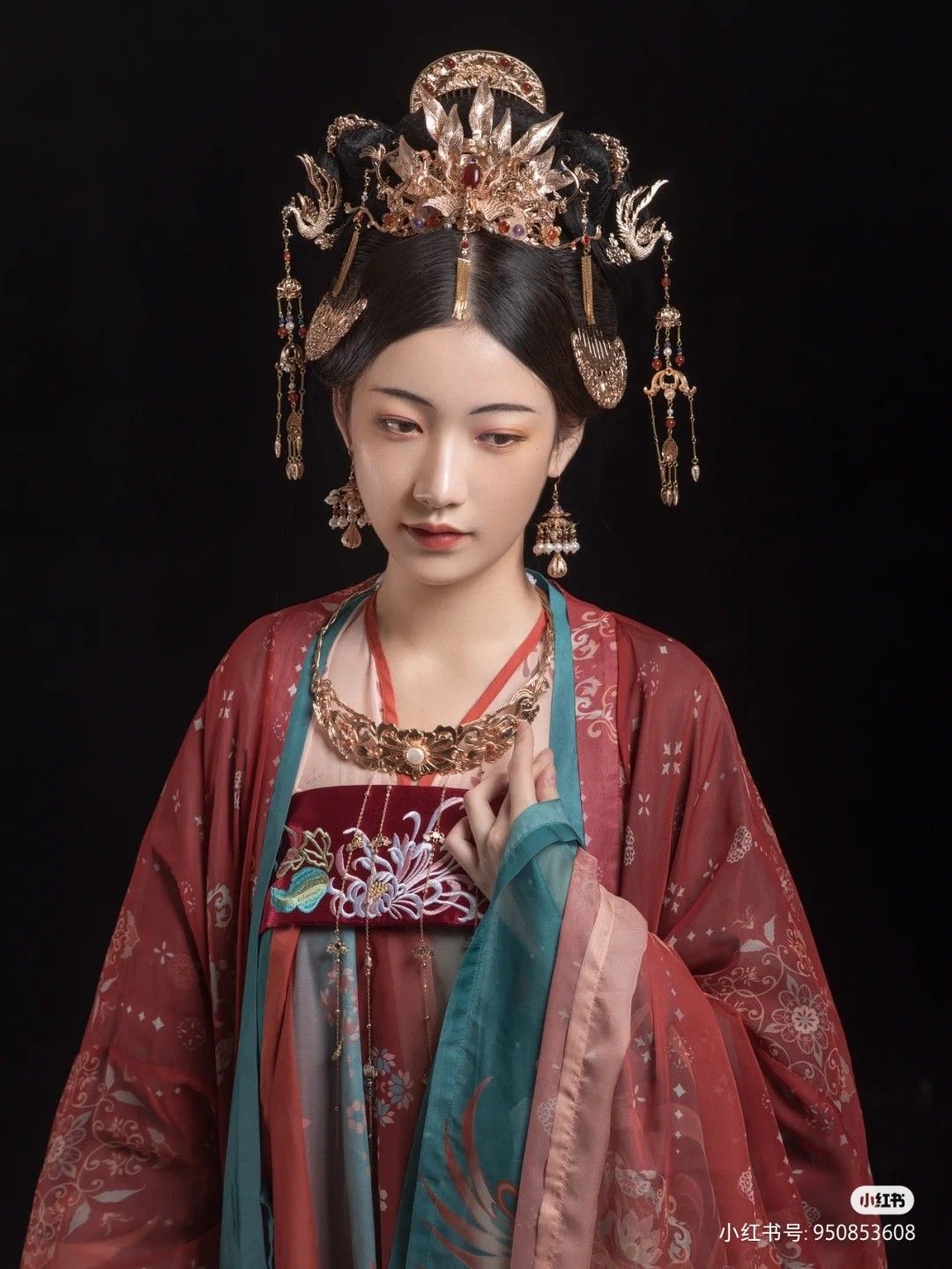 The Evolution of Cheongsam-Inspired Gowns:A Knee-Over Refinement The Evolution of Cheongsam-Inspired Gowns:A Knee-Over Refinement