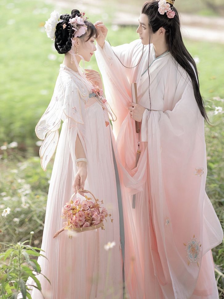 The Girl Child in Red and White Hanfu:A Glimpse into Traditional Chinese Attire The Girl Child in Red and White Hanfu:A Glimpse into Traditional Chinese Attire
