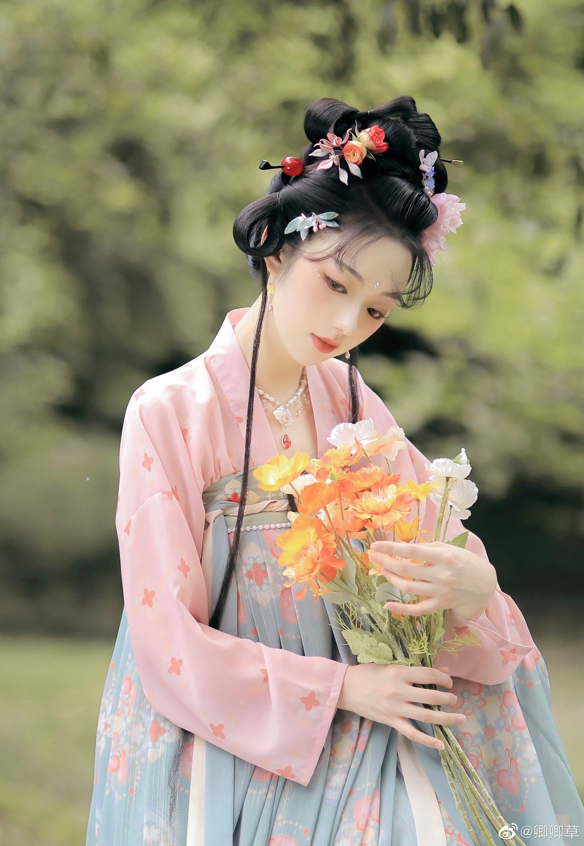 The Original Hanfu of Colorful Yarn and the Legend of Mount Wanzhongshan The Original Hanfu of Colorful Yarn and the Legend of Mount Wanzhongshan