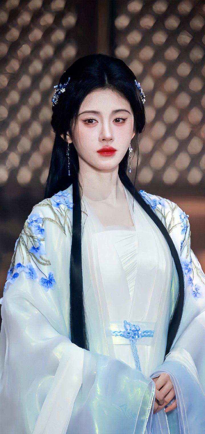 A 12-Year-Old Girls Journey into Traditional Chinese Hanfu Fashion
