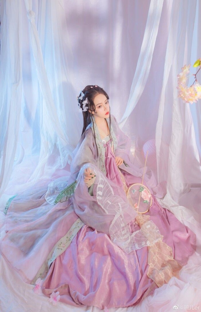The Rise of Cheongsam-Inspired Blouses with Ice Silk Collars The Rise of Cheongsam-Inspired Blouses with Ice Silk Collars