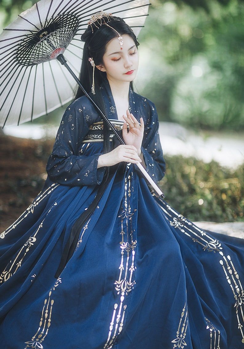 Childrens Hanfu Costumes for the Chinese New Year:A Traditional and Modern Blend