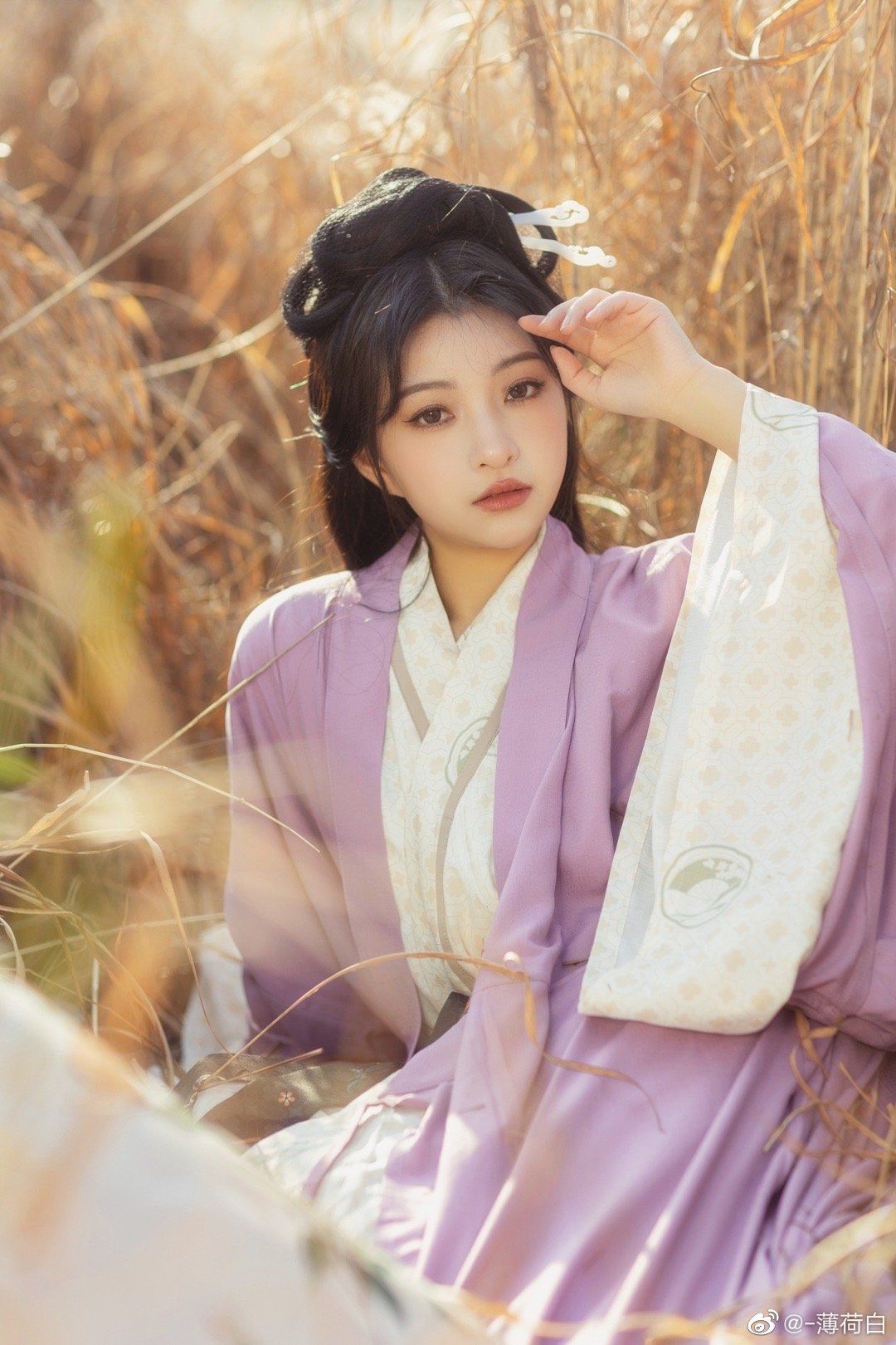 The Elegance of Silk Cheongsam:A Mid-Length Over-the-Knee Style The Elegance of Silk Cheongsam:A Mid-Length Over-the-Knee Style