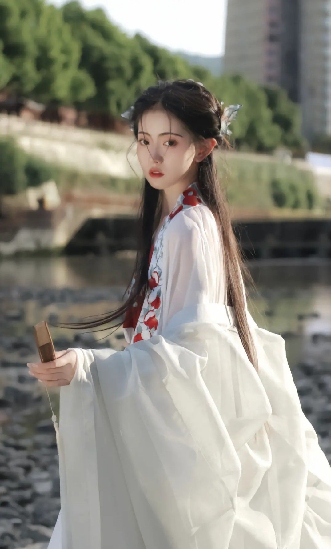 Childrens Cheongsam Style Inspired by Jing Tians Siting Character:A Closer Look