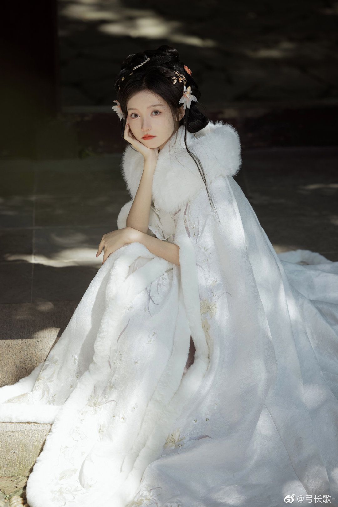 The Splendid Journey of a Hanfu Beauty in Cloud-like Dress The Splendid Journey of a Hanfu Beauty in Cloud-like Dress