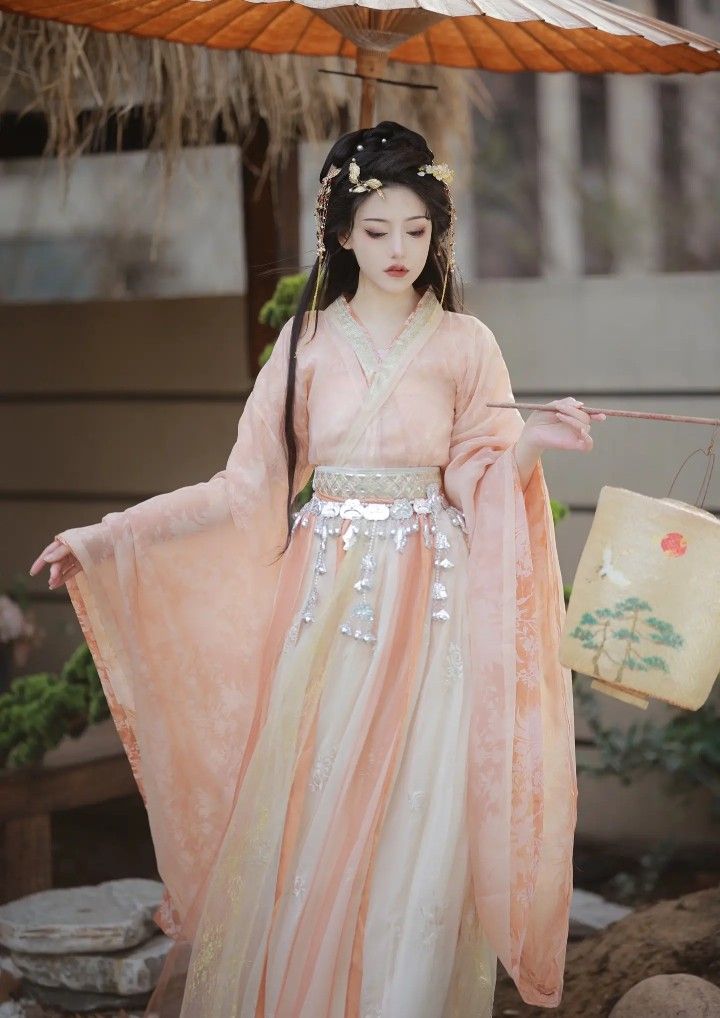 Embroidery on Black Horseface Skirt:A Blend of Tradition and Modernity