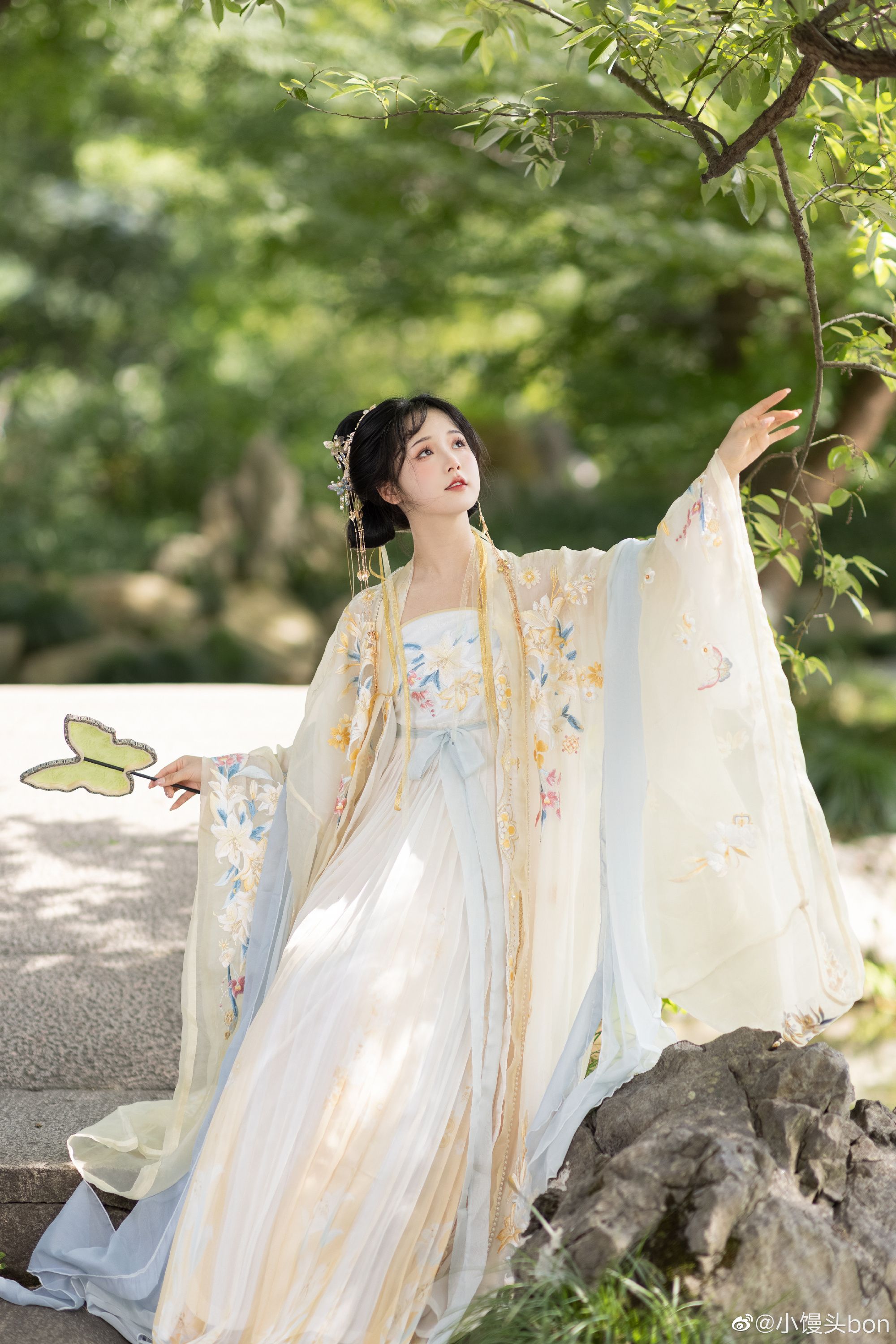 The Evolution of Cheongsam:A Shortened Version of Traditional Splendor