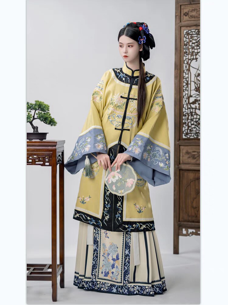 Daily Life in Summer with Traditional Hanfu for Women Daily Life in Summer with Traditional Hanfu for Women