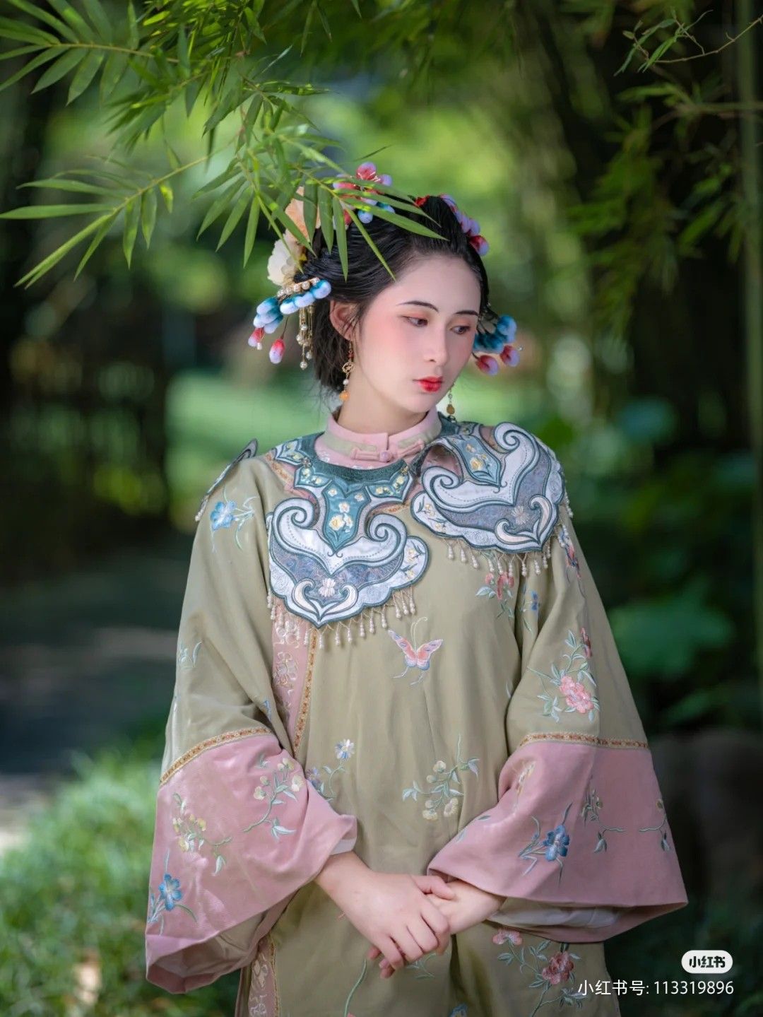 Childrens Horseface Skirt and Flower-Decorated Hairpins:A Traditional Craftsmanship Childrens Horseface Skirt and Flower-Decorated Hairpins:A Traditional Craftsmanship