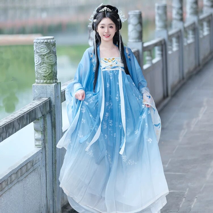 Commuting in Style:Modernizing Hanfu for a Fall-Winter Office Look