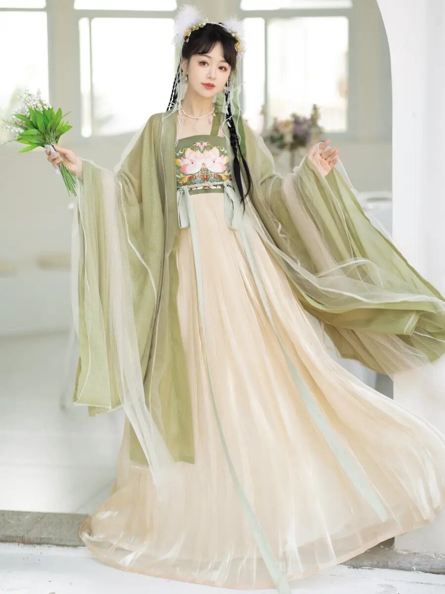 The Charm of Horseface Skirt in Choral Performance:A Closer Look at the Traditional Chinese Costume The Charm of Horseface Skirt in Choral Performance:A Closer Look at the Traditional Chinese Costume