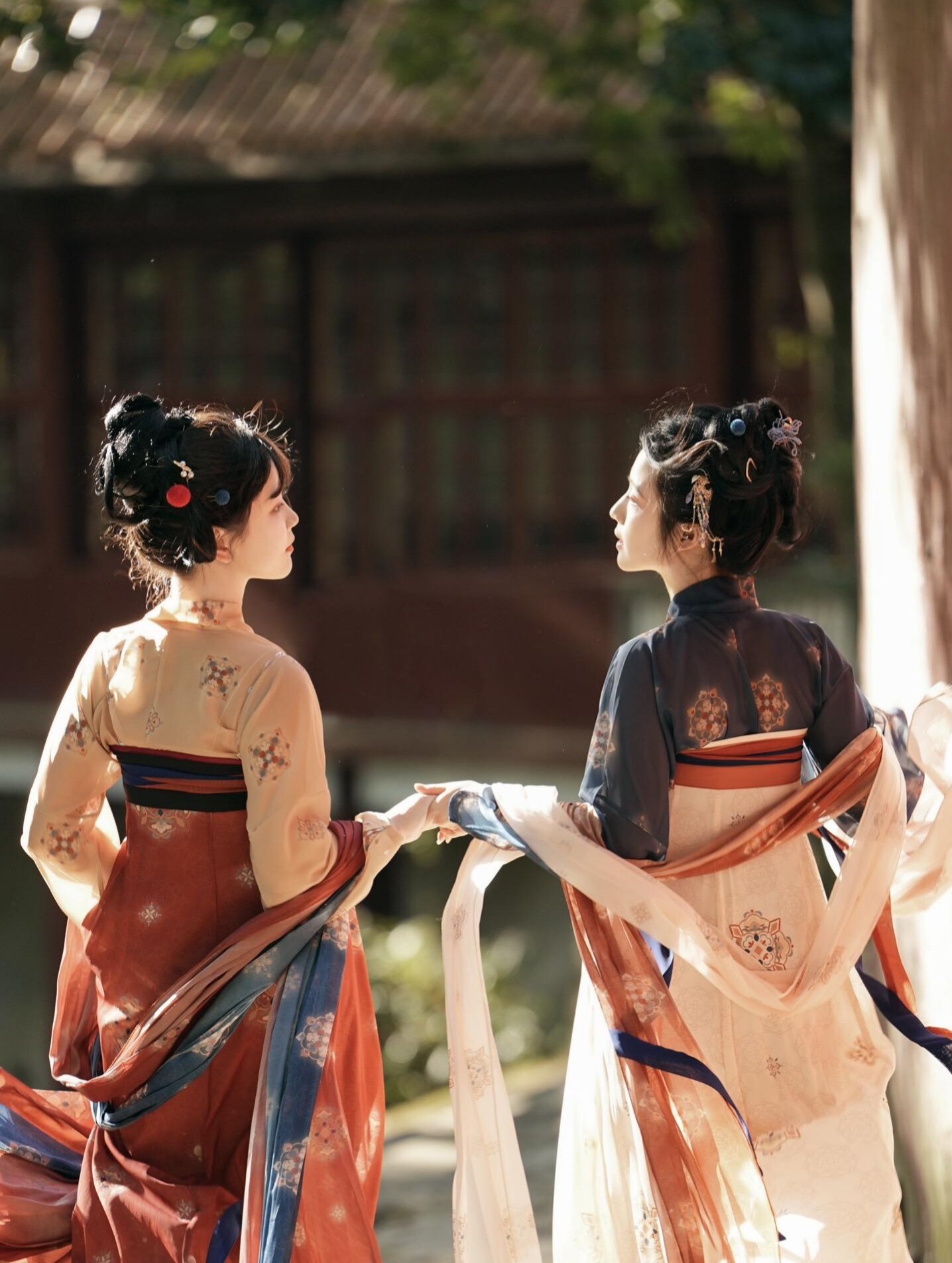 Ancient Cheongsam Fans:A Glimpse into Traditional Chinese Culture and Craftsmanship Ancient Cheongsam Fans:A Glimpse into Traditional Chinese Culture and Craftsmanship