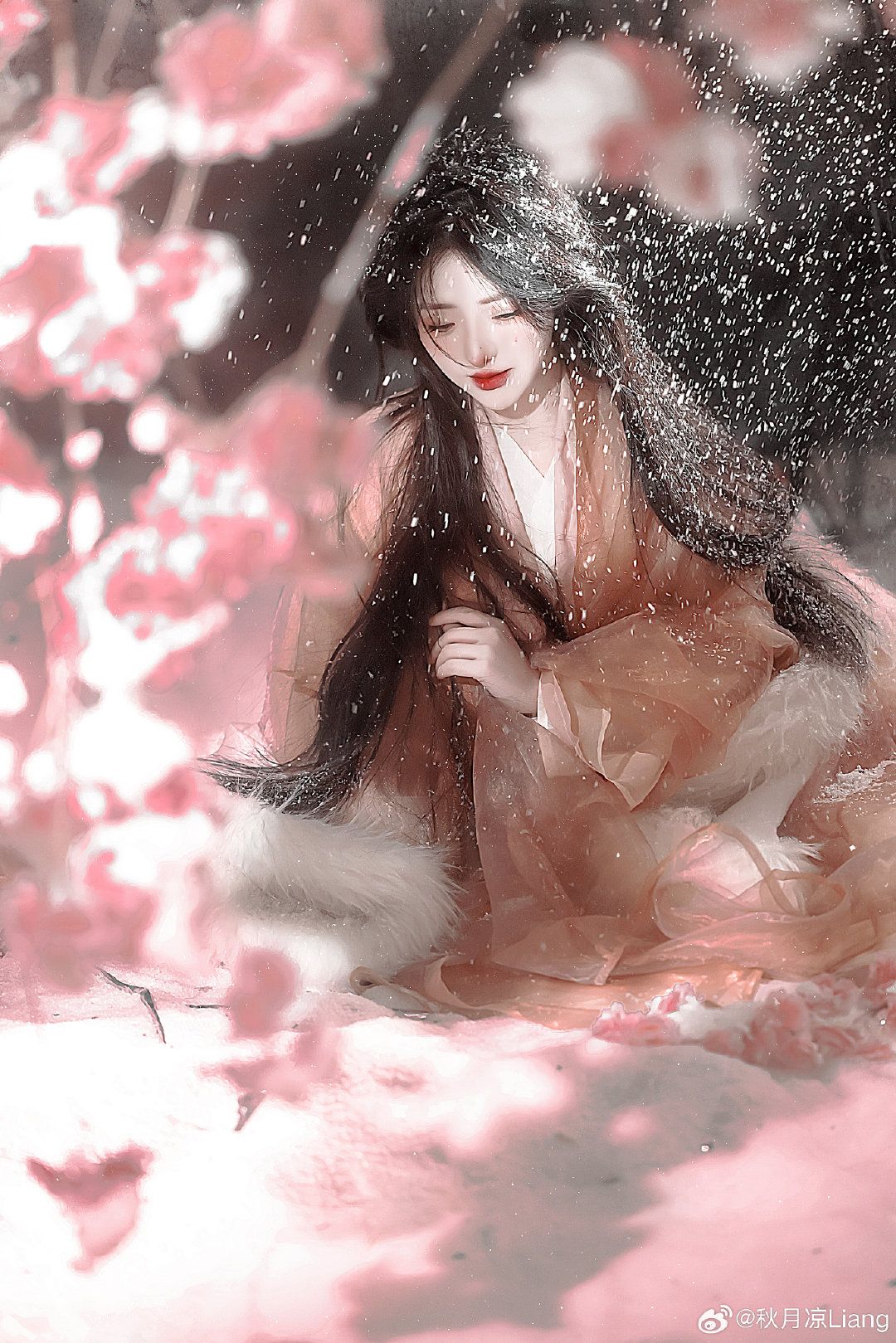 The Allure of a Waist-Length Hanfu Dress:A Womans Red Oath The Allure of a Waist-Length Hanfu Dress:A Womans Red Oath