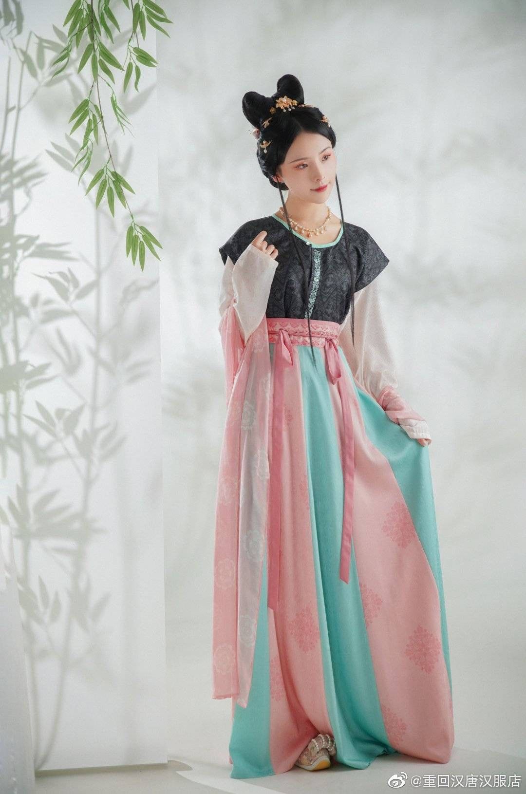 Embracing Modernity in a Traditional Cheongsam:The Art of Personal Styling and Refinement Embracing Modernity in a Traditional Cheongsam:The Art of Personal Styling and Refinement