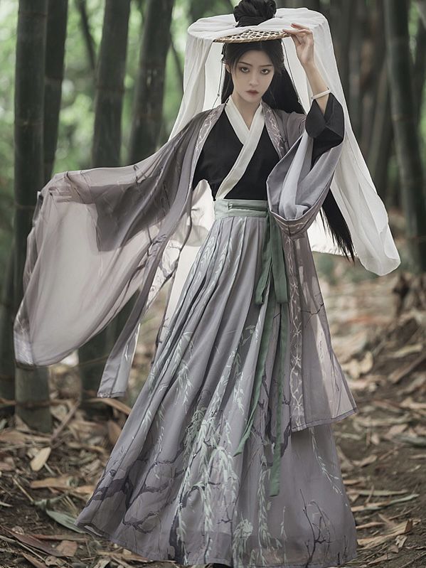 Exploring the World of Changyue Jinming:Chen Duling and Ye Bingshangs Hanfu Fashion Exploring the World of Changyue Jinming:Chen Duling and Ye Bingshangs Hanfu Fashion