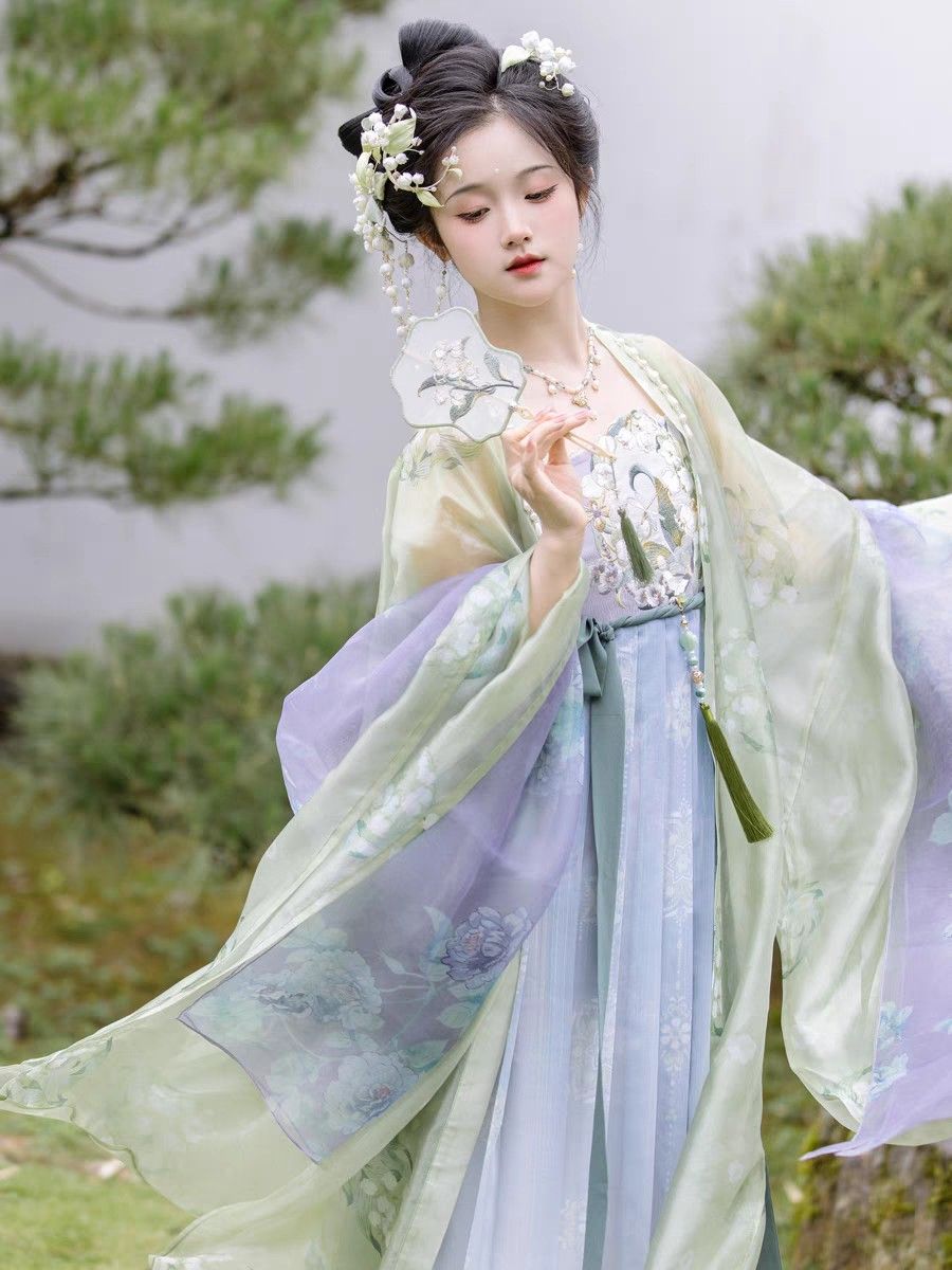 The Revival of Hanfu Fashion in 2024:The Aristocratic Allure of Traditional Chinese Elegance The Revival of Hanfu Fashion in 2024:The Aristocratic Allure of Traditional Chinese Elegance