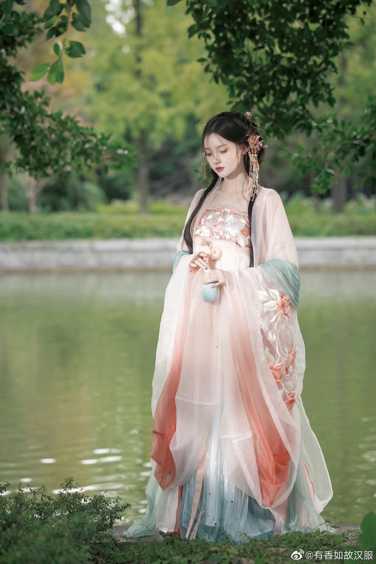 Hanfu Style Bags:A Guide to Pairing for Traditional Elegance Hanfu Style Bags:A Guide to Pairing for Traditional Elegance