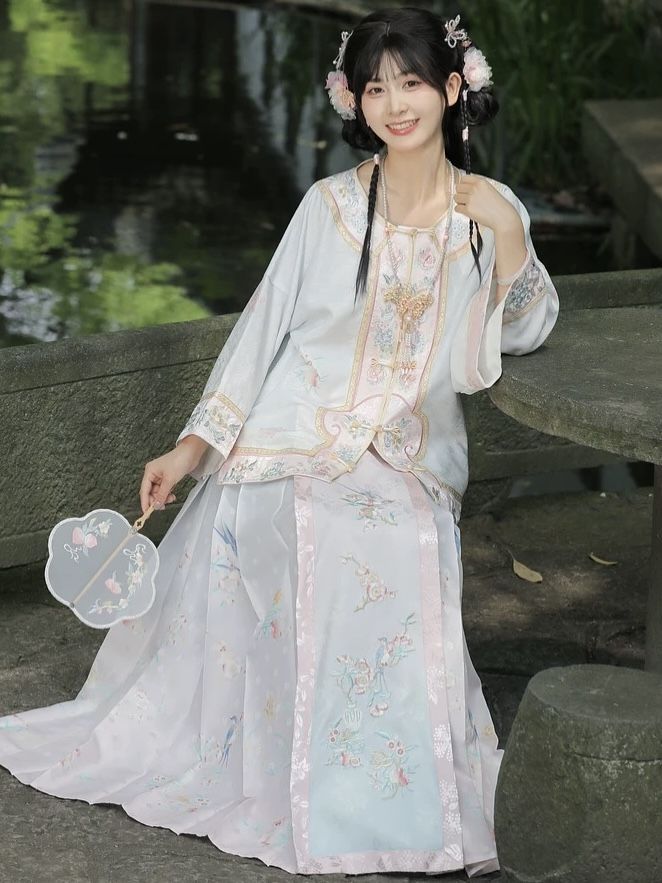 My Father and the Traditional Charm of Hanfu 汉服) My Father and the Traditional Charm of Hanfu 汉服)