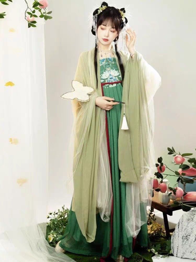 Modernizing Traditional Elegance:The Evolution of Song Jin Tang Suit with盘扣上衣 Modernizing Traditional Elegance:The Evolution of Song Jin Tang Suit with盘扣上衣