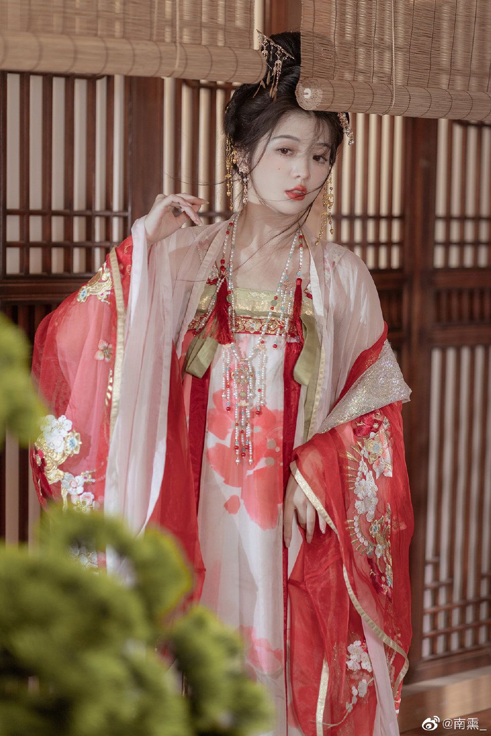 The Revival of the Gridded Cheongsam Skirt:A Blend of Traditional Elegance and Modern Vogue The Revival of the Gridded Cheongsam Skirt:A Blend of Traditional Elegance and Modern Vogue