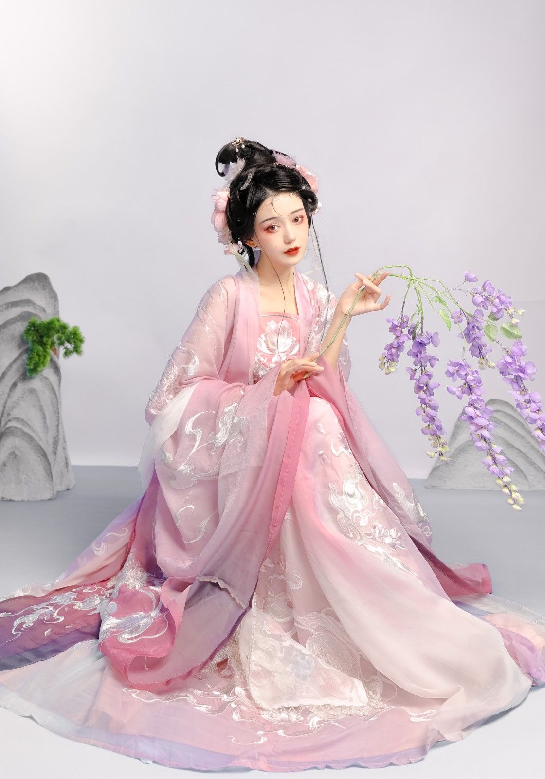 The Story of a Girl in Traditional Hanfu Clothing in the Republic of China The Story of a Girl in Traditional Hanfu Clothing in the Republic of China