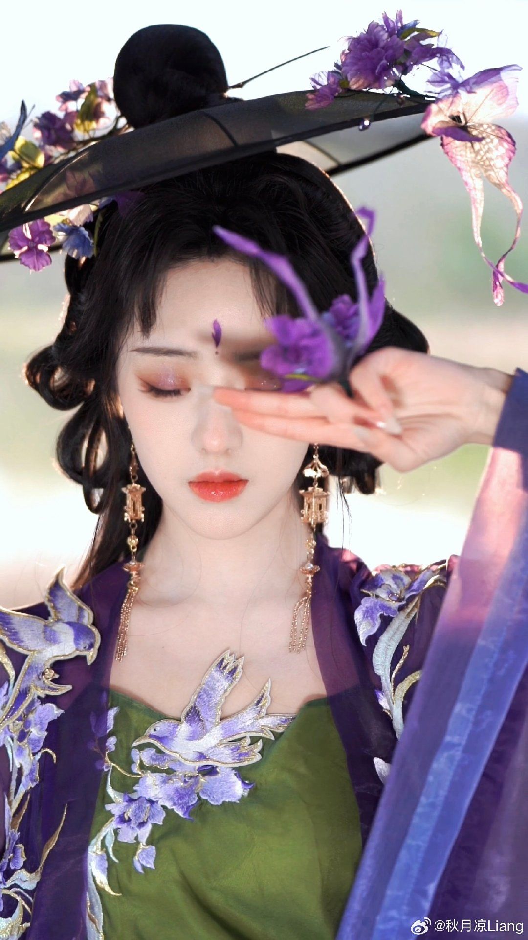 White Shoes and Cheongsam:A Fashionable Fusion White Shoes and Cheongsam:A Fashionable Fusion