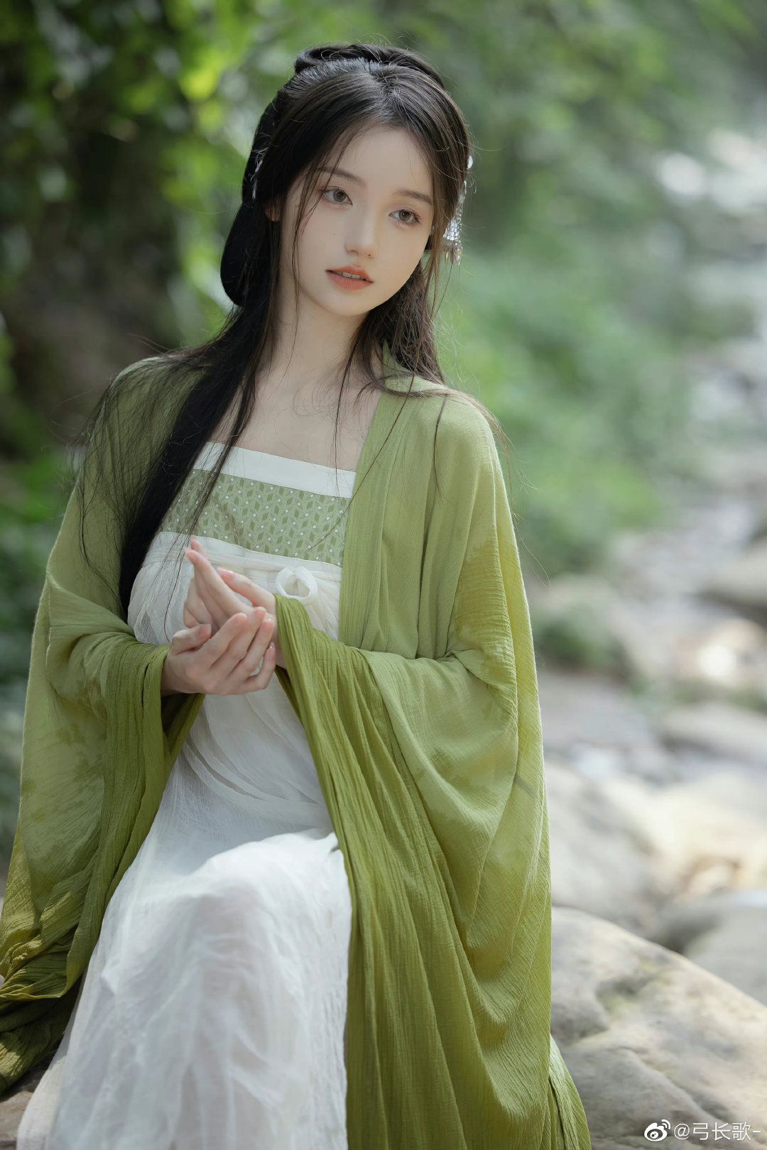 Reinventing the Cheongsam:The Youthful Evolution of Traditional Chinese Dress Reinventing the Cheongsam:The Youthful Evolution of Traditional Chinese Dress