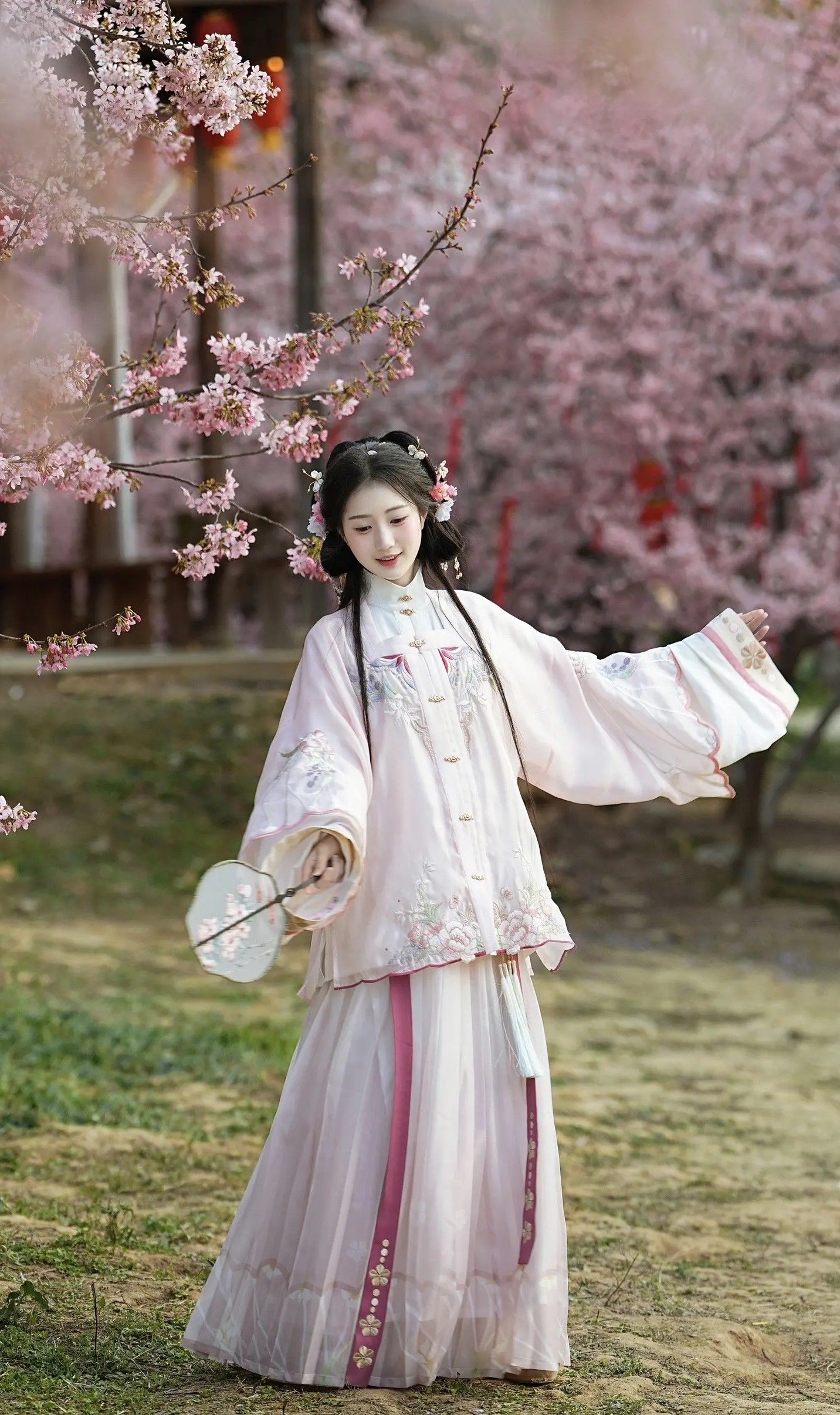 Carrying Hanfu折扇:A Portable Cultural Icon Carrying Hanfu折扇:A Portable Cultural Icon