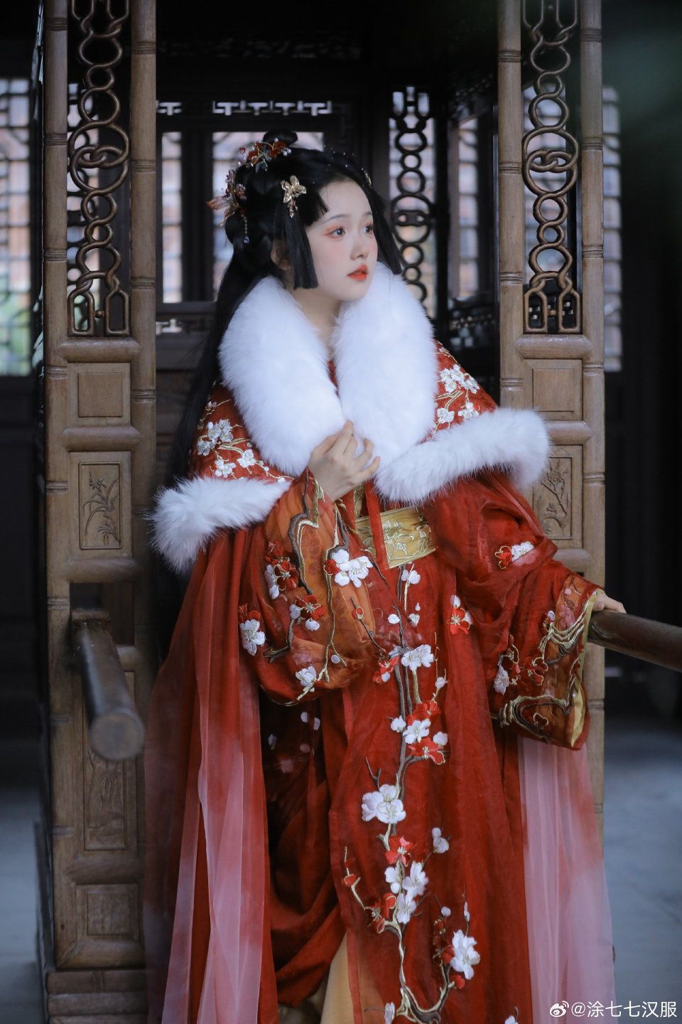 The Enchanting Journey of Liu Shishi in the Mountains:Exploring Her Hanfu Fashion The Enchanting Journey of Liu Shishi in the Mountains:Exploring Her Hanfu Fashion