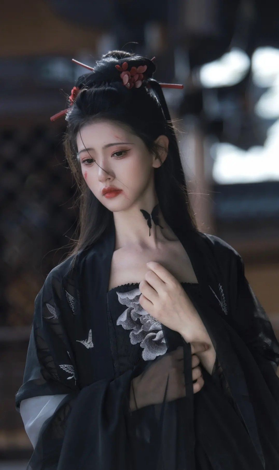 Traditional Silk Cheongsam:A Closer Look at Its Charm of Mid-Length Styles Traditional Silk Cheongsam:A Closer Look at Its Charm of Mid-Length Styles