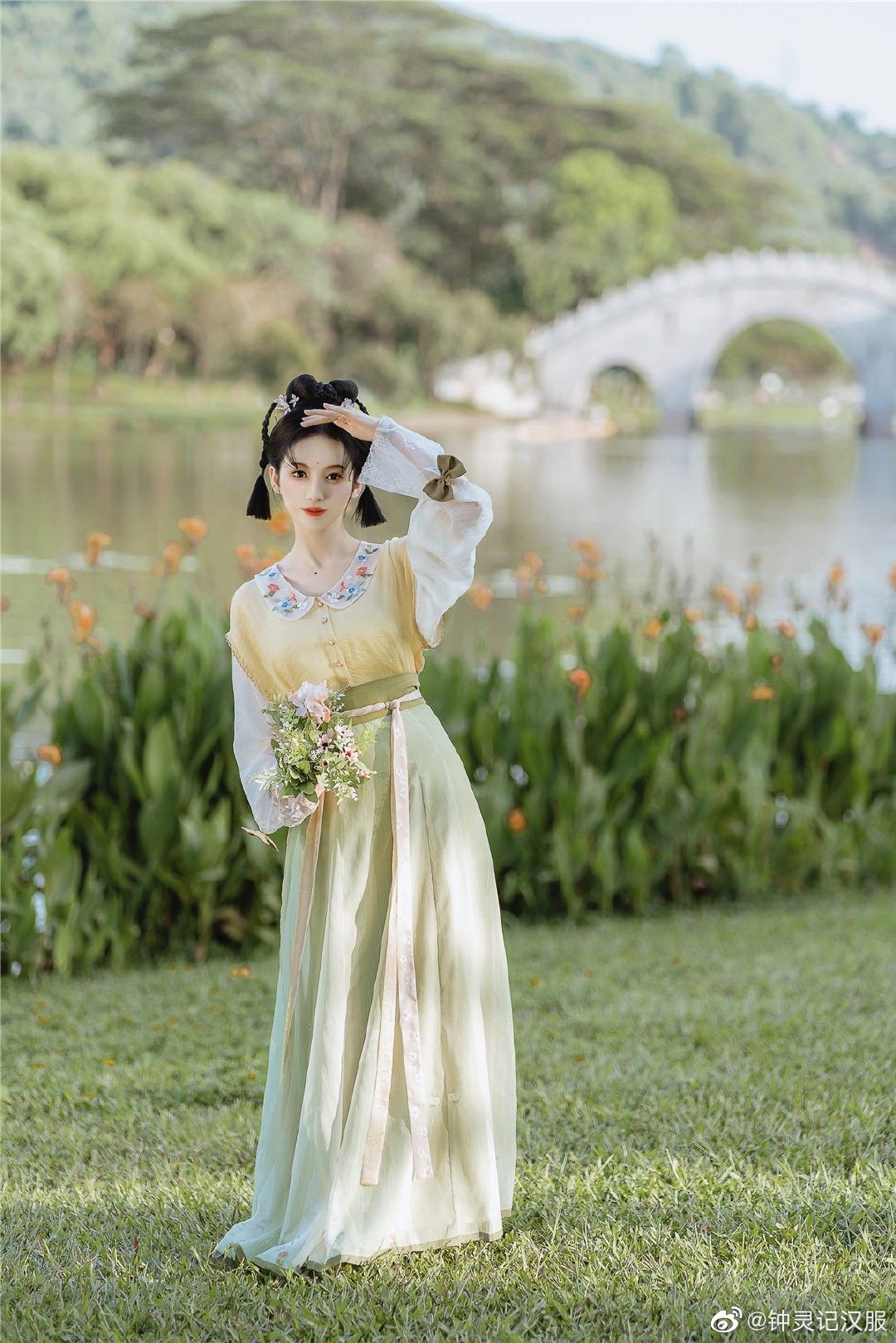 Red Lace-Trimmed Cheongsam-Style Dress:A Blend of Tradition and Modernity Red Lace-Trimmed Cheongsam-Style Dress:A Blend of Tradition and Modernity