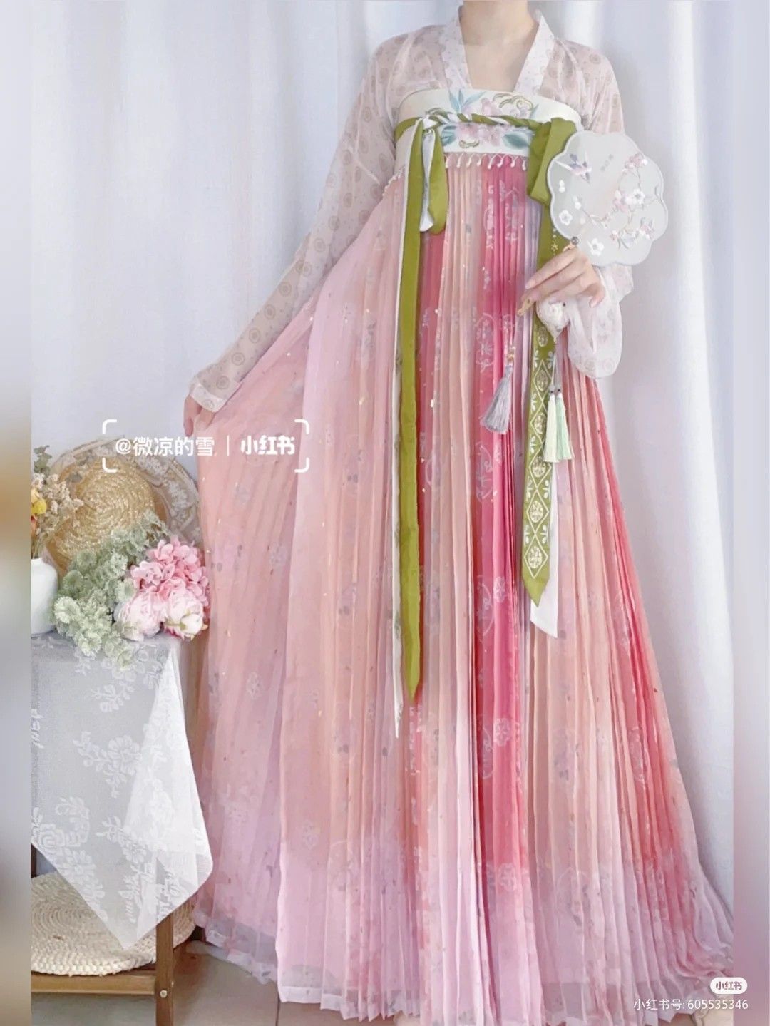 Exquisite Clashing:The Art of Pairing Quality Shawls with Cheongsam Exquisite Clashing:The Art of Pairing Quality Shawls with Cheongsam
