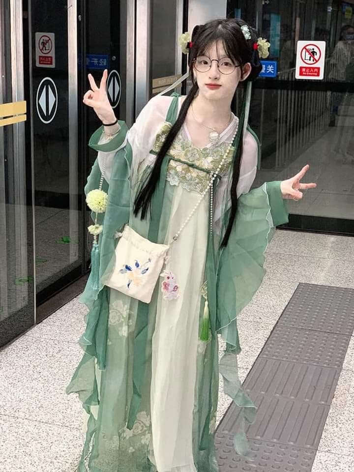 The Rise of Hanfu Overcoat:Traditional Elegance in Modern Fashion