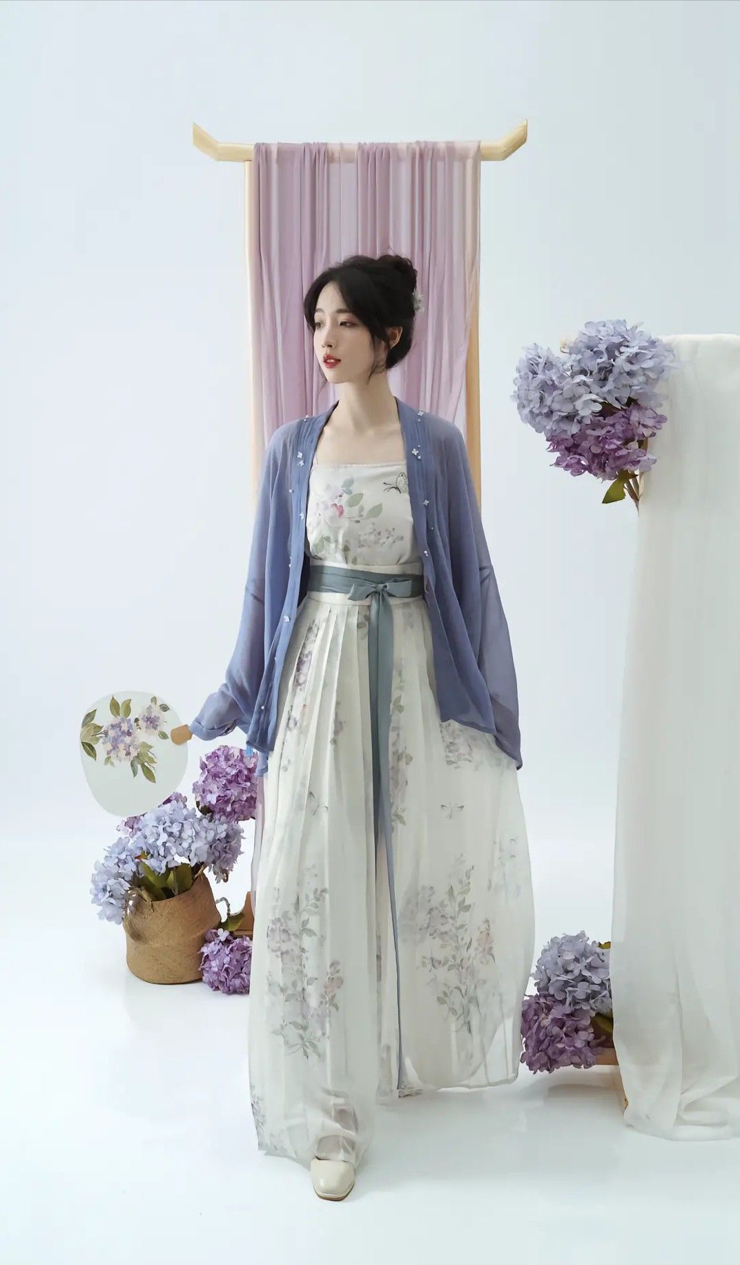 White Cheongsam Made of Silk:A Closer Look into Its Elegance and Quality White Cheongsam Made of Silk:A Closer Look into Its Elegance and Quality