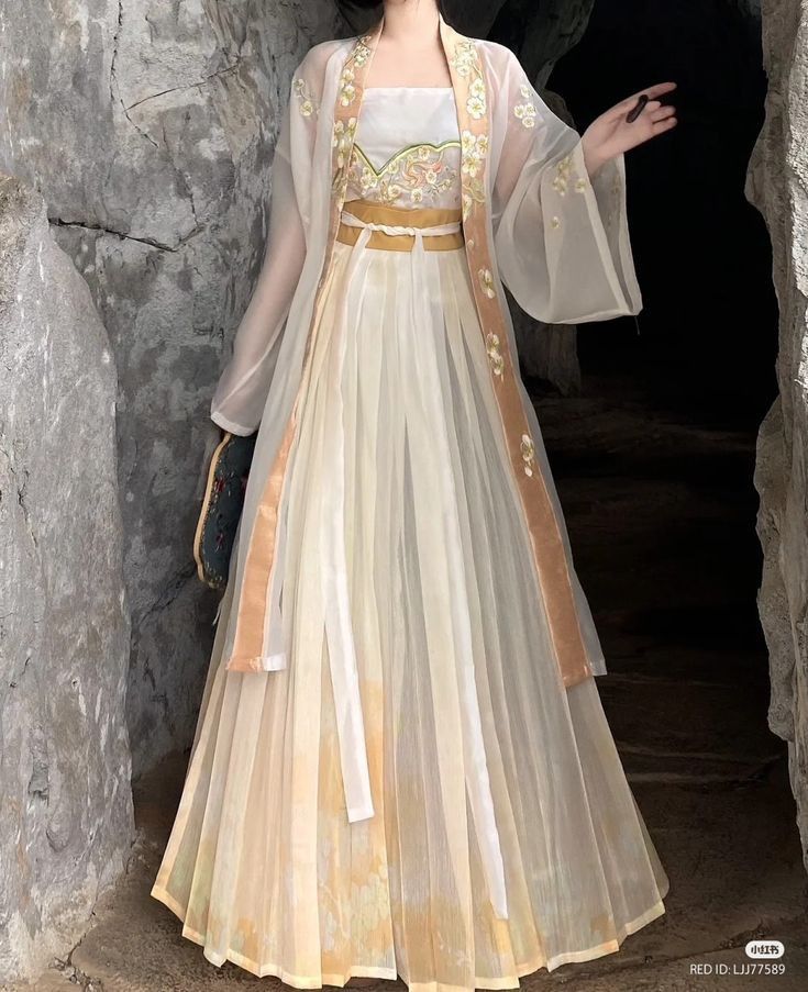 The Splendor of Cheongsam and Paper Fan:Chinese Style with Silk Fabric The Splendor of Cheongsam and Paper Fan:Chinese Style with Silk Fabric
