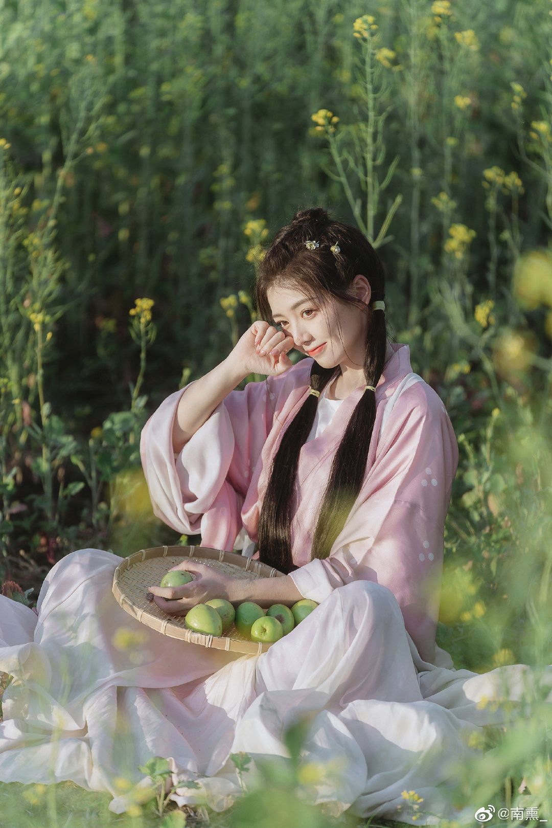 The Red Girl in Hanfu:A Journey into the World of Traditional Chinese Childrens Fashion The Red Girl in Hanfu:A Journey into the World of Traditional Chinese Childrens Fashion