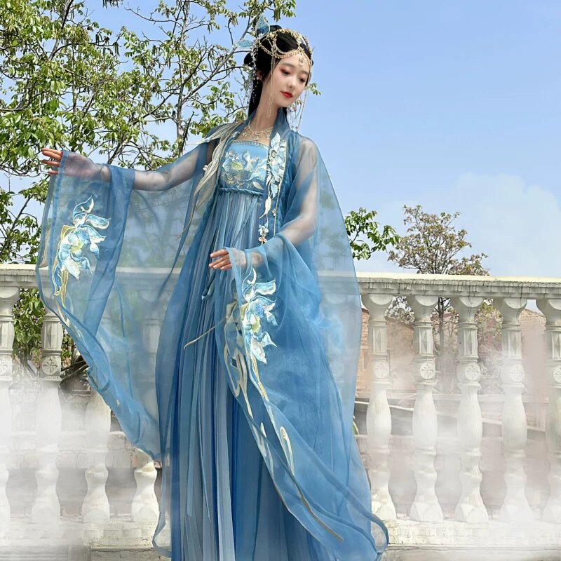 Echoes of Traditional Splendor:Original Hanfu in the World of Qingyi and Huashang Echoes of Traditional Splendor:Original Hanfu in the World of Qingyi and Huashang