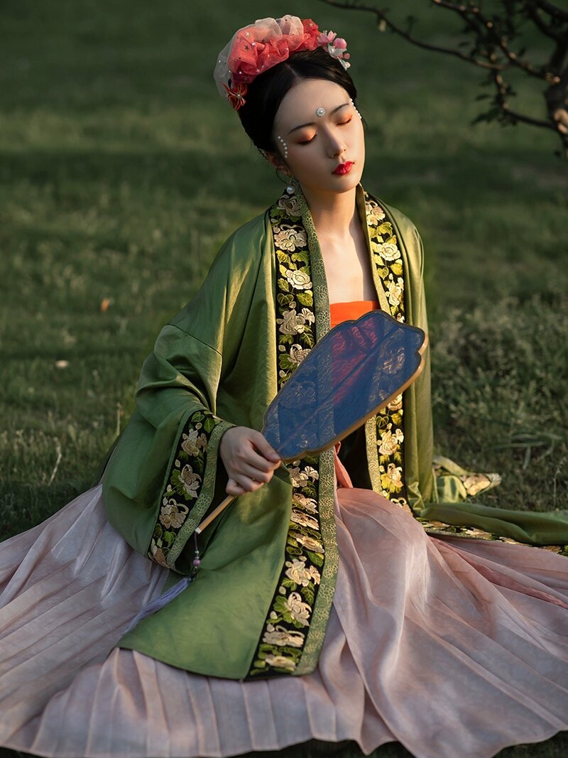Chinese-Style Bridesmaid Gowns:The Charm of Horseface Skirts for Rental Chinese-Style Bridesmaid Gowns:The Charm of Horseface Skirts for Rental