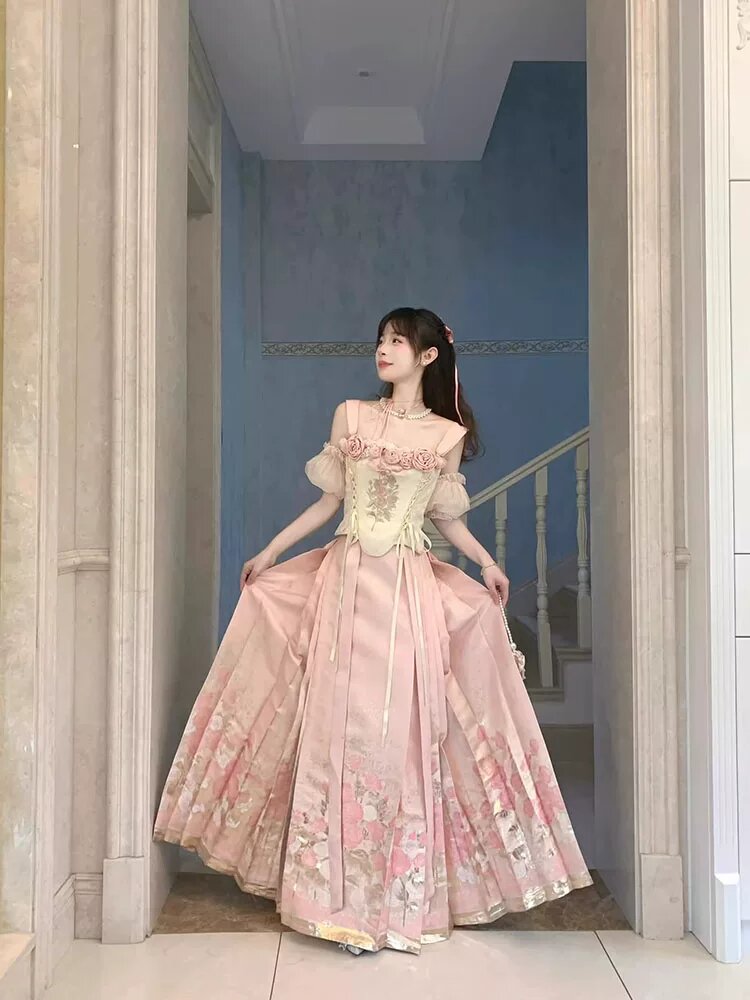 The Role of Ancient Costuming Props in Photographic Sets:A Focus on the Table The Role of Ancient Costuming Props in Photographic Sets:A Focus on the Table