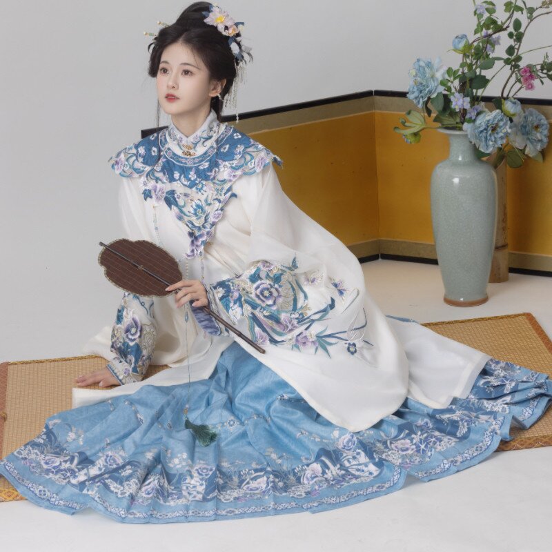 The Allure of Cheongsam:Tall and Chic with a Radiant Complexion The Allure of Cheongsam:Tall and Chic with a Radiant Complexion