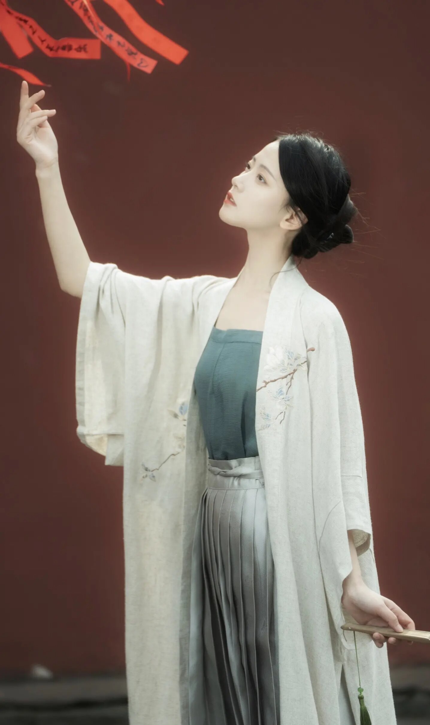 Embracing the Curves:The Elegance of a 30-Year-Old in a Cheongsam Despite a Slightly Plump Figure Embracing the Curves:The Elegance of a 30-Year-Old in a Cheongsam Despite a Slightly Plump Figure